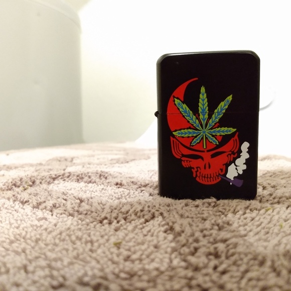 Zippo - Picture 2 of 2